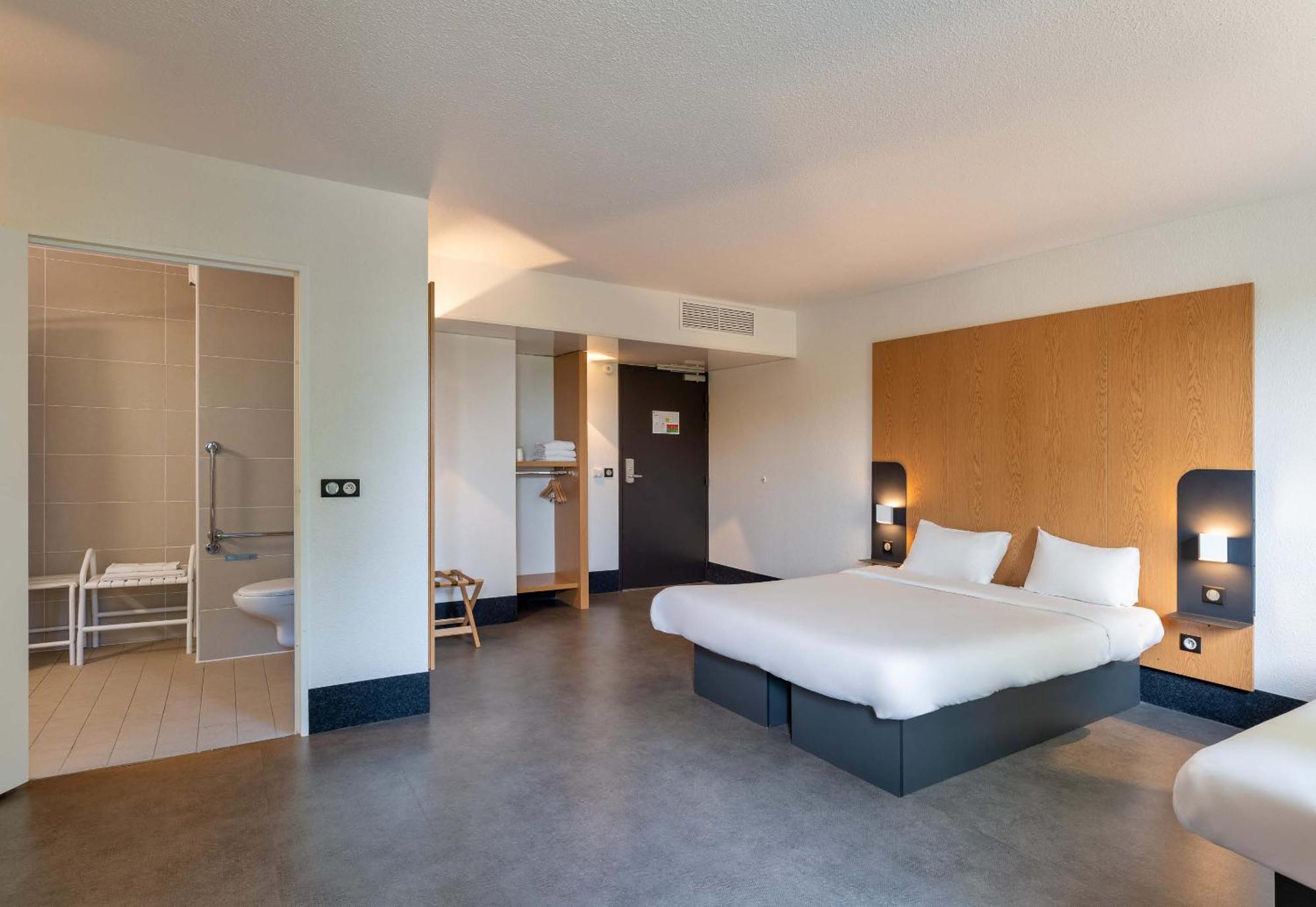 B&B Hotel Lyon Eurexpo Шасю Екстериор снимка