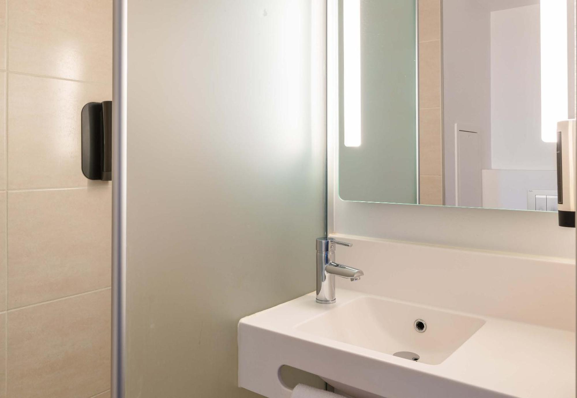 B&B Hotel Lyon Eurexpo Шасю Екстериор снимка