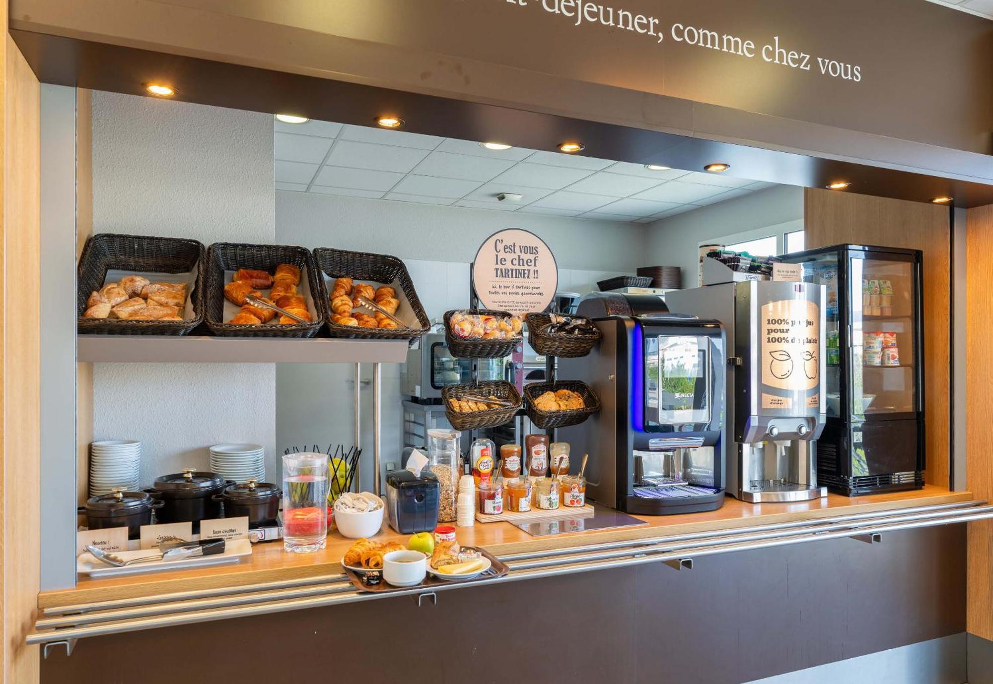 B&B Hotel Lyon Eurexpo Шасю Екстериор снимка